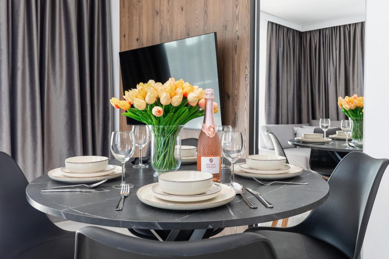 Sun Towers Lux Apartments By Renters Prestige ชวีโนวิชแจ ภายนอก รูปภาพ